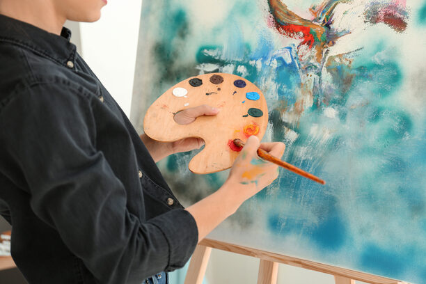weibliche Künstlerin malt auf Leinwand